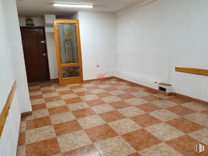 Office for sale at Zona centro, Cuenca, 16002 with door, property, tile flooring, wood, interior design, flooring, floor, fixture, wood stain and wall around