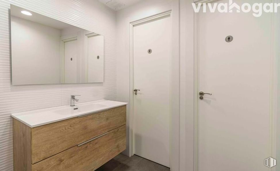 Local en venta en Calle Azcona, Salamanca, Madrid, 28028 con puerta, mueble de baño, ebanistería, espejo, grifo, fregadero, accesorios de fontanería, accesorio, cuarto de baño y edificio alrededor