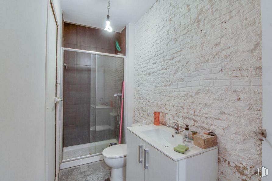 Local en venta en Calle Barco, Centro, Madrid, 28004 con inodoro, ebanistería, espejo, grifo, fregadero, propiedad, accesorios de fontanería, edificio, cuarto de baño y lavabo alrededor