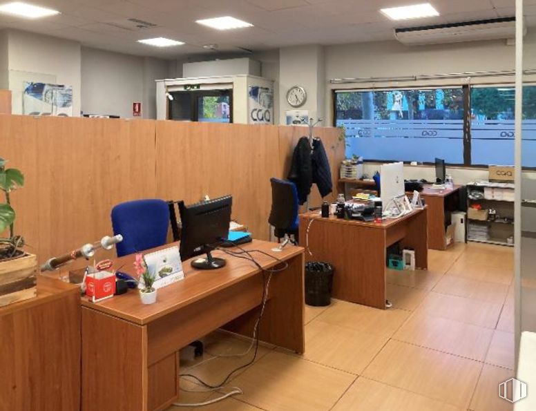 Oficina en alquiler y venta en Calle Arturo Soria, 337, Ciudad Lineal, Madrid, 28033 con escritorio, pantalla de ordenador, ropa, mesa, mueble, ordenador, silla, edificio, planta de interior y escritorio del ordenador alrededor