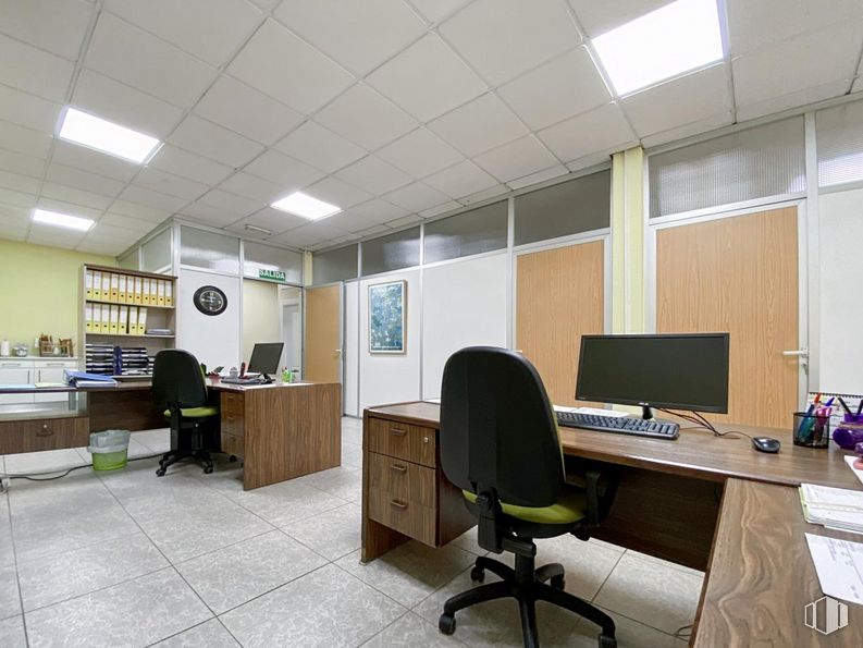 Oficina en venta en Calle Azuela, Collado Villalba, Madrid, 28400 con silla, pantalla de ordenador, escritorio, teclado del ordenador, lámpara, mesa, mueble, edificio, silla de oficina y escritorio del ordenador alrededor