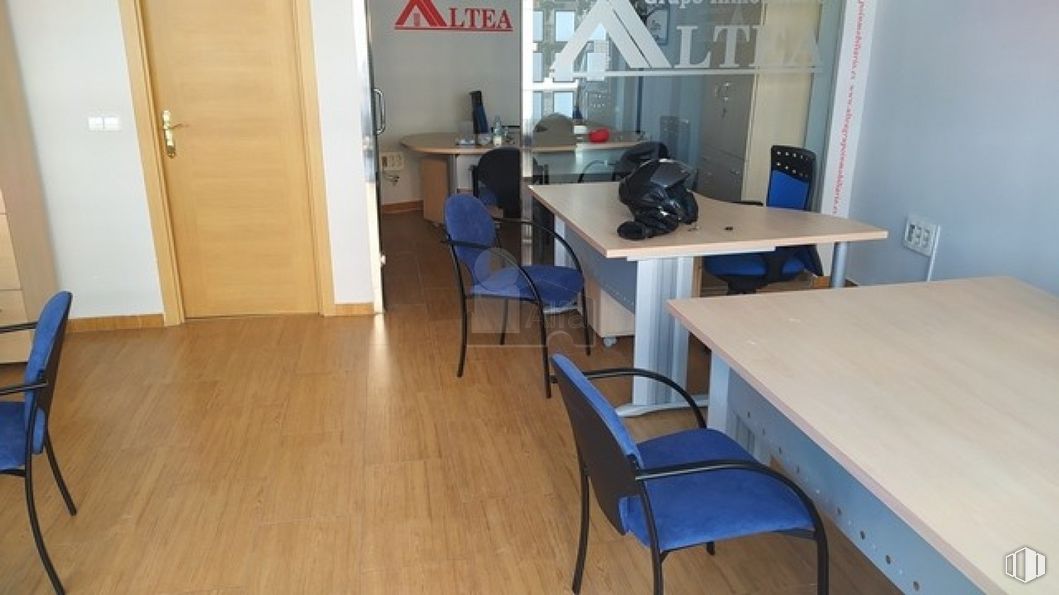 Local en alquiler en Barrio San Fermín, Usera, Madrid, 28041 con silla, escritorio, puerta, mesa, mueble, edificio, madera, escritorio del ordenador, suelos y suelo alrededor