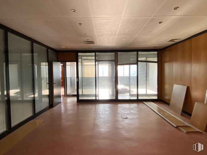 Oficina en alquiler en Calle Fuerteventura, San Sebastián de los Reyes, Madrid, 28703 con edificio, pasillo, accesorio, diseño de interiores, madera, piso, sombra, suelo, bienes raíces y puerta alrededor