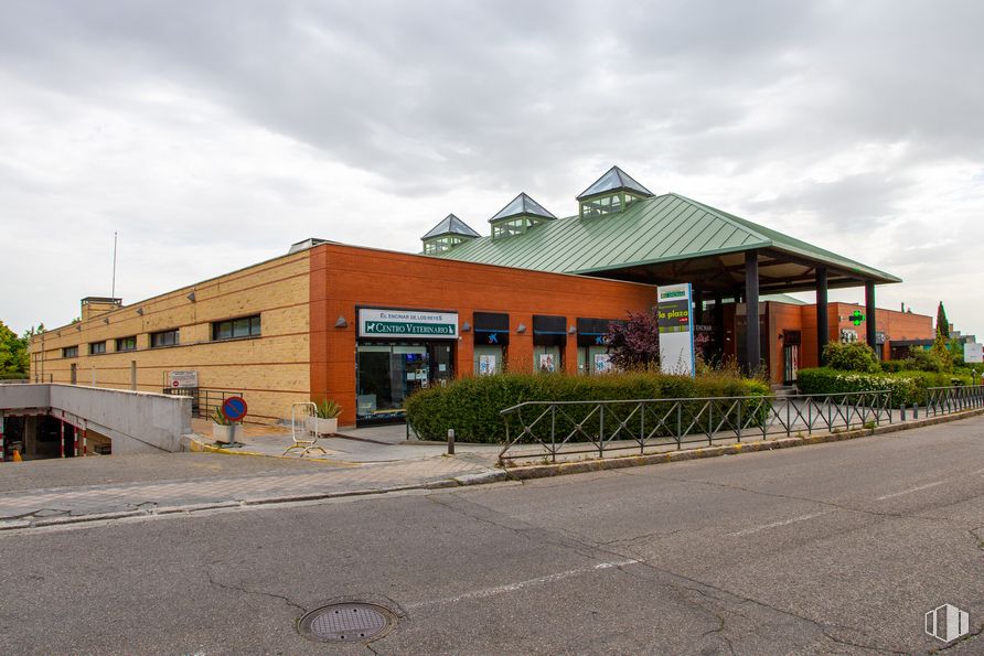 Local en alquiler en Camino Cura, 10, Alcobendas, Madrid, 28109 con edificio, nube, cielo, planta, asfalto, área residencial, bienes raíces, ciudad, diseño urbano y edificio comercial alrededor