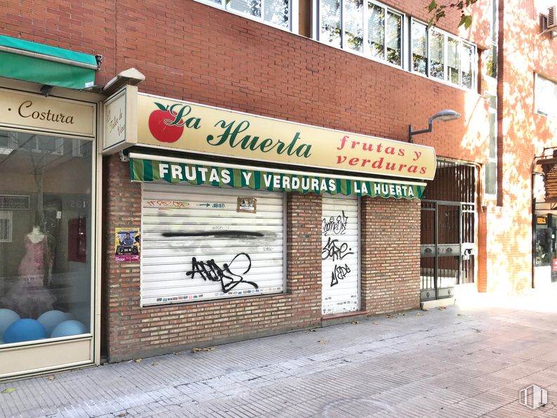 Local en venta en Calle Joan Miró, 2, Pinto, Madrid, 28320 con edificio, ventana, fuente, barrio, ladrillo, fachada, arte, albañilería, acera y carretera alrededor