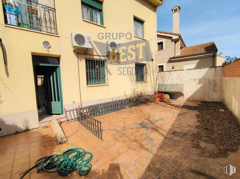 Retail for sale & for rent at Zona centro San Cristóbal, San Cristóbal de Segovia, Segovia, 40197 with window, sky, building, road surface, neighbourhood, wood, residential area, real estate, urban design and city around