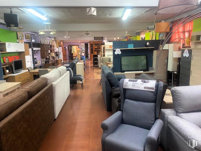 Nave en venta en Polígono industrial El Palomo, Fuenlabrada, Madrid, 28946 con sofá, silla, mueble, propiedad, interiorismo, televisión, planta de interior, suelo, suelos y inmobiliario alrededor