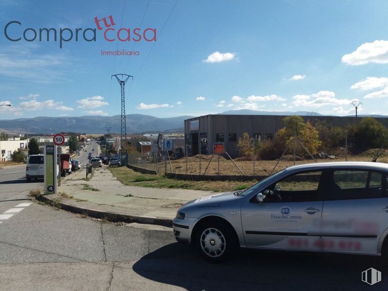 Land for sale at Avenida Hontoria, Segovia, 40195 with wheel, car, cloud, tire, sky, vehicle, motor vehicle, plant, asphalt and road surface around