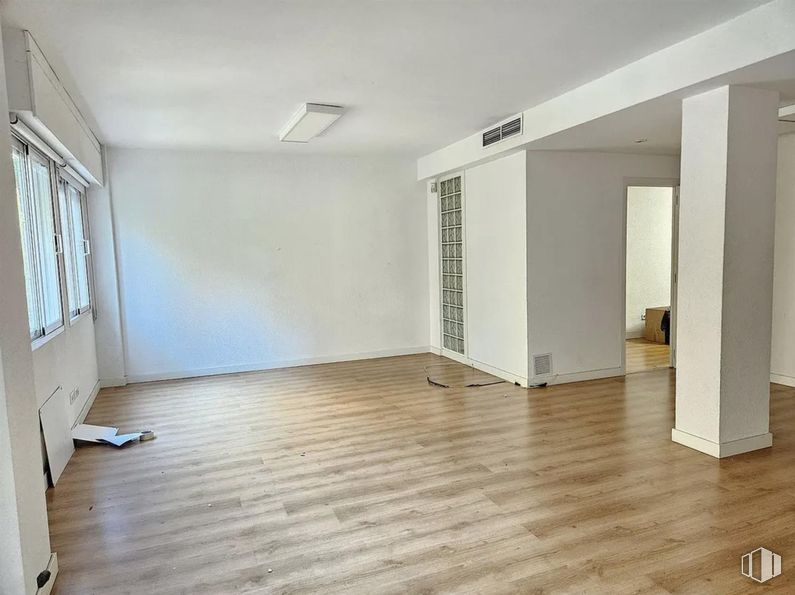 Oficina en alquiler en Calle Gonzalo de Córdoba, 17, Chamberí, Madrid, 28010 con lámpara, edificio, accesorio, hall, madera, alumbrado, suelos, suelo laminado, suelo y madera dura alrededor