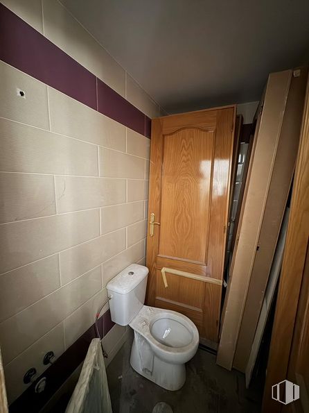 Local en venta en Zona Palomeras Bajas, Puente de Vallecas, Madrid, 28018 con inodoro, puerta, cuarto de baño, asiento del inodoro, accesorios de fontanería, madera, suelos, suelo, madera dura y fontanería alrededor