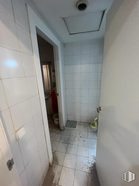 Local en alquiler y venta en Calle Mayor, Alcorcón, Madrid, 28921 con edificio, cuarto de baño, accesorio, casa, accesorios de fontanería, suelo, suelos, material compuesto, puerta y techo alrededor