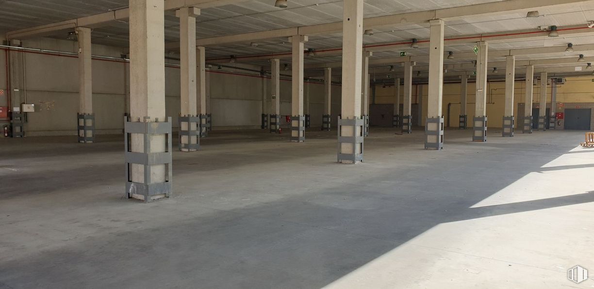 Industrial for sale at Paseo Tren Talgo, Las Rozas de Madrid, Madrid, 28290 with floor, flooring, building, building material, composite material, gas, shade, ceiling, hall and parking around