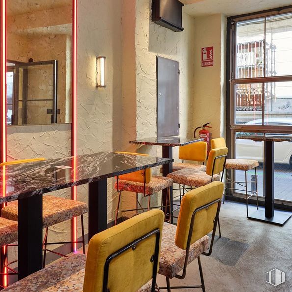 Retail for rent at Zona Chueca, Centro, Madrid, 28004 with kitchen & dining room table, chair, table, window, furniture, property, wood, fixture, architecture and interior design around