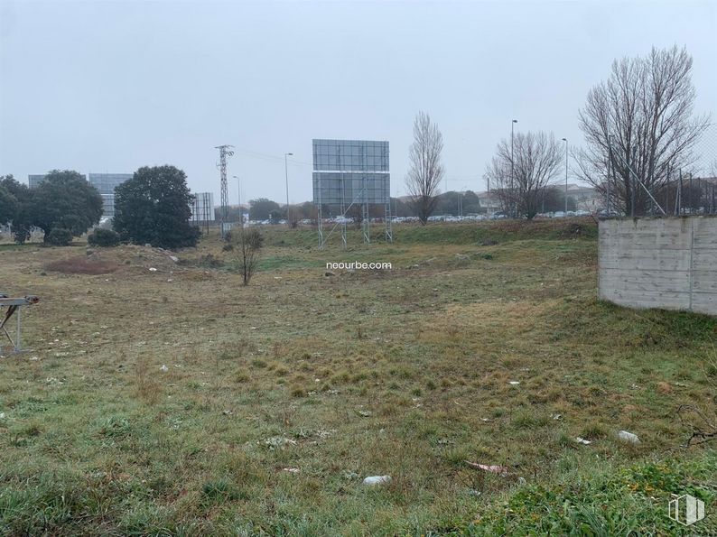 Land for sale at Calle de la Ciudad de Toledo, Ávila, 05004 with sky, plant, ecoregion, tree, natural landscape, land lot, building, grass, plain and grassland around