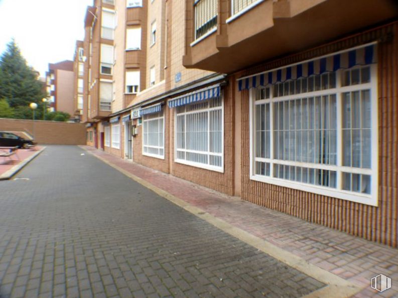 Local en alquiler y venta en Plaza Fuente del Oro, Cuenca, 16002 con edificio, ventana, ladrillo, madera, arquitectura, albañilería, superficie de la carretera, barrio, piso y condominio alrededor