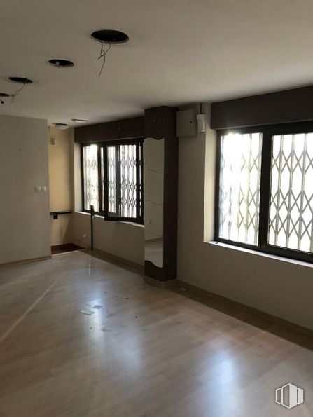 Local en alquiler en Barrio del Pilar, Fuencarral - El Pardo, Madrid, 28029 con ventana, edificio, accesorio, sombra, madera, diseño de interiores, piso, pavimentos, pared y pasillo alrededor