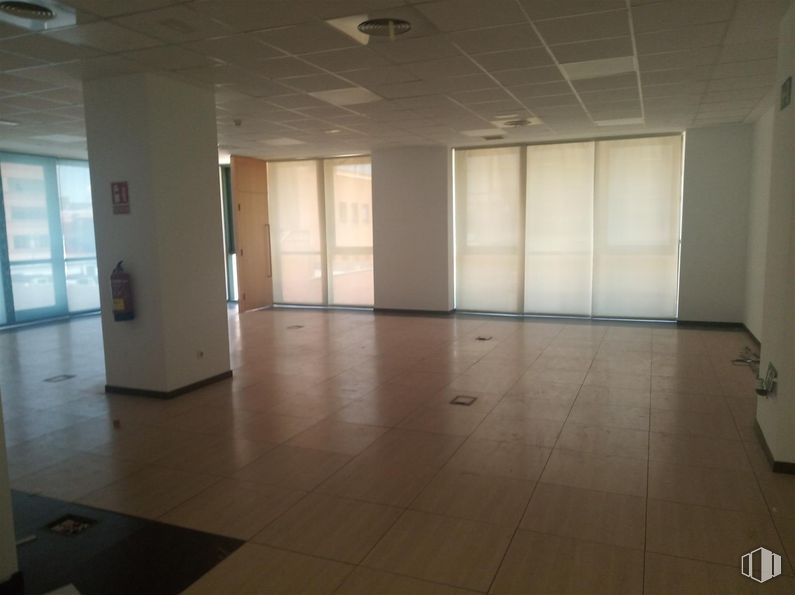 Oficina en alquiler en Calle Foronda, 6, Fuencarral - El Pardo, Madrid, 28034 con propiedad, accesorio, suelo, ventana, suelos, madera, hall, edificio, casa y techo alrededor