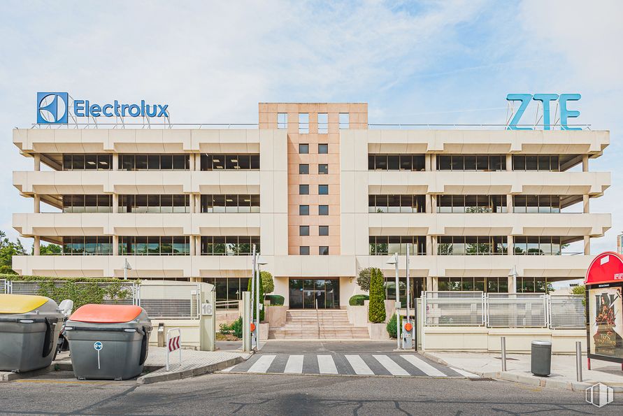 Office for rent at Edificio Gosa, Avenida Europa, 16, Alcobendas, Madrid, 28108 with waste container, building, sky, cloud, urban design, condominium, plant, residential area, door and facade around