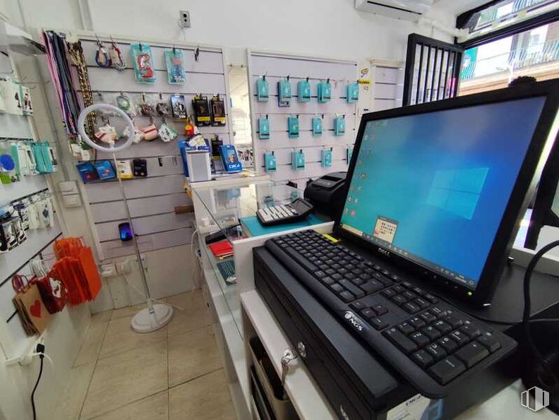 Local en alquiler en Calle Huerta, Alcorcón, Madrid, 28921 con teclado del ordenador, pantalla de ordenador, ordenador portatil, ordenador, ordenador personal, periféricos, dispositivo de entrada, barra espaciadora, escritorio del ordenador y edificio alrededor