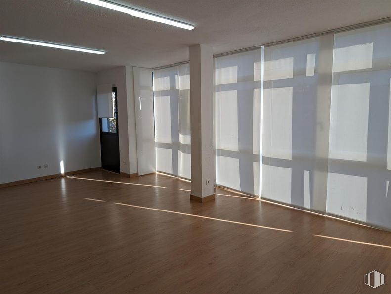 Oficina en alquiler en Calle Gran Vía, 28, Majadahonda, Madrid, 28220 con lámpara, alumbrado, suelo, suelos, suelos de madera, madera, interiorismo, techo, suelo laminado y hall alrededor