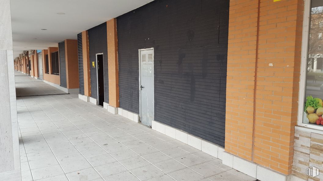 Local en venta en Calle Alcalde Pedro González, 3, Leganés, Madrid, 28914 con puerta, edificio, madera, piso, superficie de carretera, suelo, ladrillo, albañilería, fachada y acera alrededor