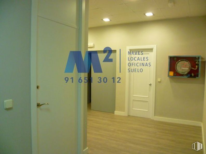 Oficina en alquiler en Zona empresarial Alcobendas, San Sebastián de los Reyes, Madrid, 28700 con marco, puerta, accesorio, pintura, edificio, madera, suelo, fuente, techo y arte alrededor