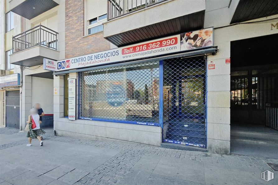 Retail for rent at Calle Mieses, 5, Majadahonda, Madrid, 28220 with window, fixture, building, gas, facade, city, sidewalk, street, road and road surface around