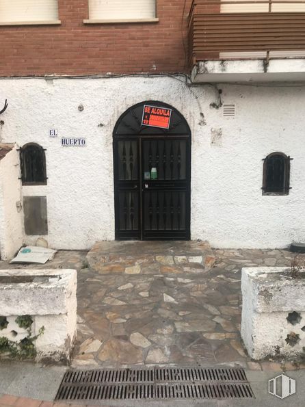 Retail for rent at Calle Eugenio Hernán, 1, Pelayos de la Presa, Madrid, 28696 with door, window, property, building, infrastructure, fixture, road surface, brick, brickwork and wood around