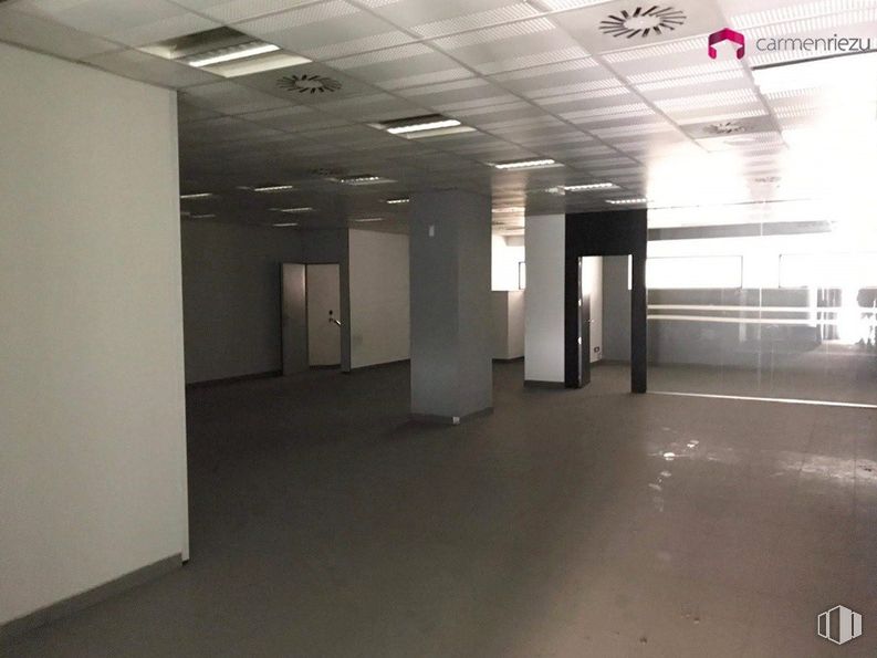 Retail for sale at Paseo Santa María de la Cabeza, 26, Arganzuela, Madrid, 28045 with door, floor, flooring, ceiling, interior design, glass, transparency, tile flooring, hall and silver around