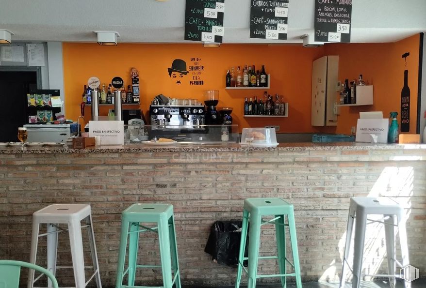 Retail for rent at Zona centro, Guadalajara, 19003 with stool, table, wood, barware, gas, machine, bar stool, flooring, houseplant and room around