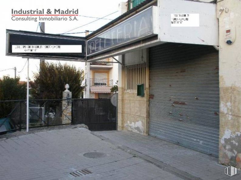 Retail for rent at Carretera Loeches, Campo Real, Madrid, 28510 with property, building, plant, road surface, asphalt, neighbourhood, door, road, real estate and facade around