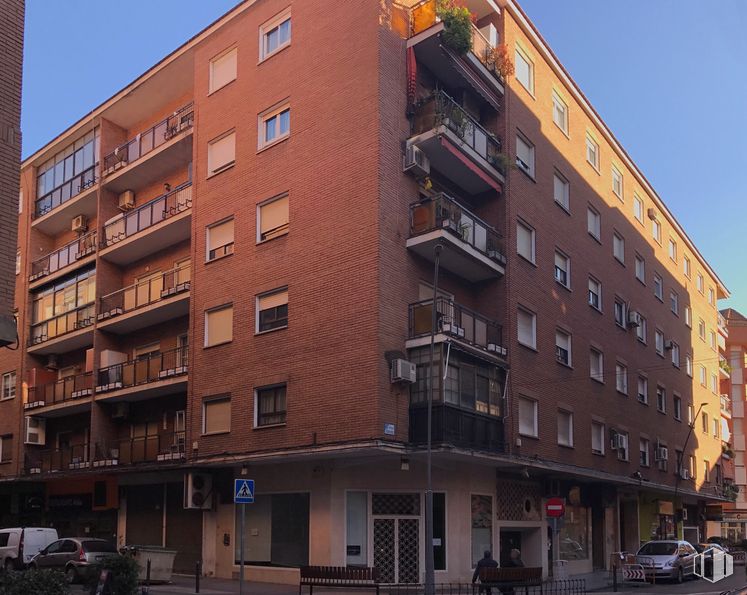 Retail for sale & for rent at Calle Joaquina Santander, 46, Talavera de la Reina, Toledo, 45600 with building, car, sky, window, infrastructure, condominium, urban design, tower block, wheel and tire around