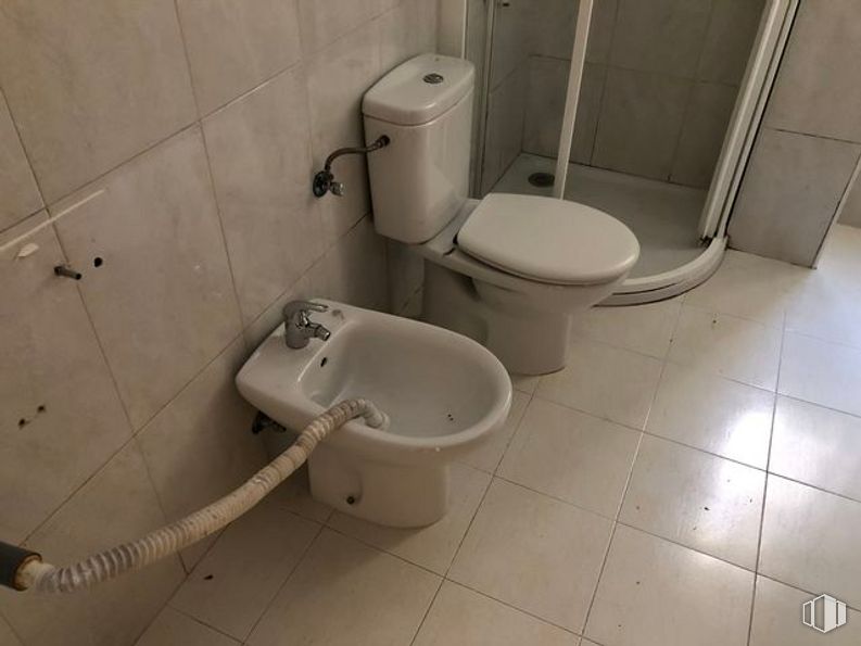 Retail for sale at Calle María Antonia Nebreda, Ávila, 05005 with toilet, sink, plumbing fixture, property, bathroom, purple, black, toilet seat, fluid and floor around