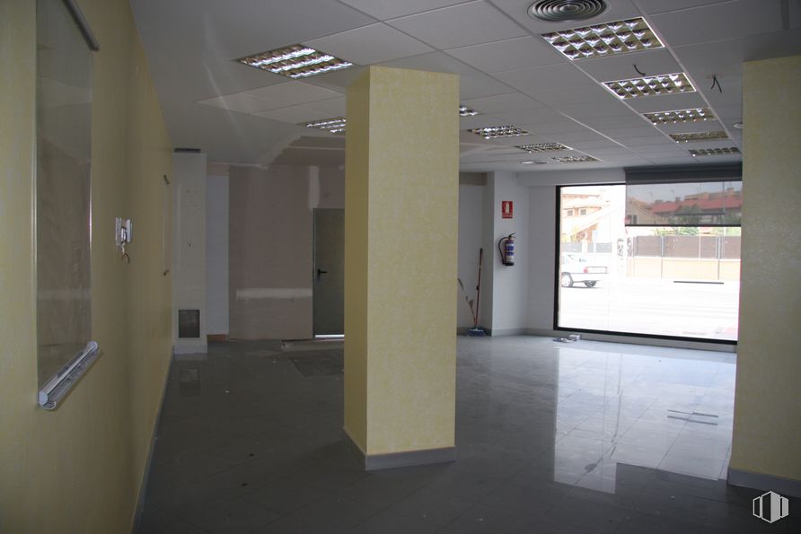 Retail for rent at Avenida Meco, s/n, Azuqueca de Henares, Guadalajara, 28805 with fixture, interior design, flooring, floor, hall, ceiling, glass, space, building and event around