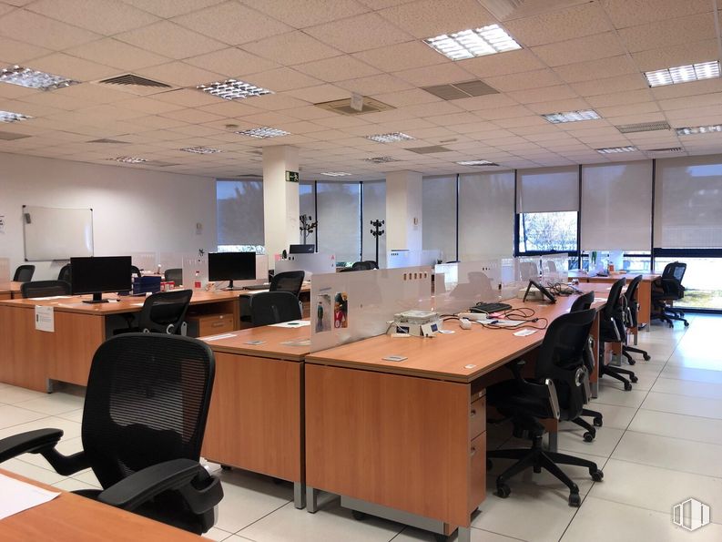 Oficina en alquiler y venta en Calle Valle de Alcudia, Las Rozas de Madrid, Madrid, 28230 con mesa, mueble, silla, escritorio, edificio, silla de oficina, mesa de sala de conferencias, escritorio para computadora, ordenador y material de oficina alrededor