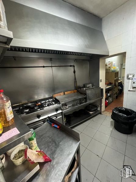 Local en venta en Puente de Vallecas, Puente de Vallecas, Madrid, 28053 con equipaje y bolsos, productos envasados, botella, diseño automovilístico, aparato de cocina, cocina, cocina, botella de agua, edificio y gas alrededor