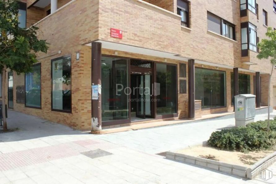 Retail for sale at Calle Juan Gris, 3, San Sebastián de los Reyes, Madrid, 28700 with window, building, property, plant, fixture, architecture, door, neighbourhood, urban design and real estate around