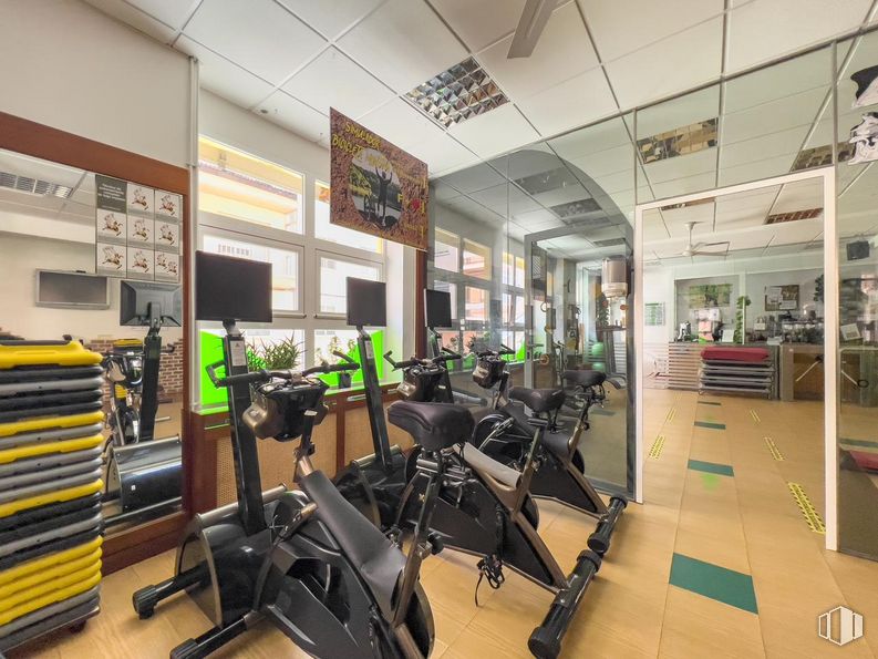 Retail for sale at Calle Eras, Ávila, 05002 with stationary bicycle, lighting, building, treadmill, exercise machine, interior design, office chair, floor, flooring and automotive design around