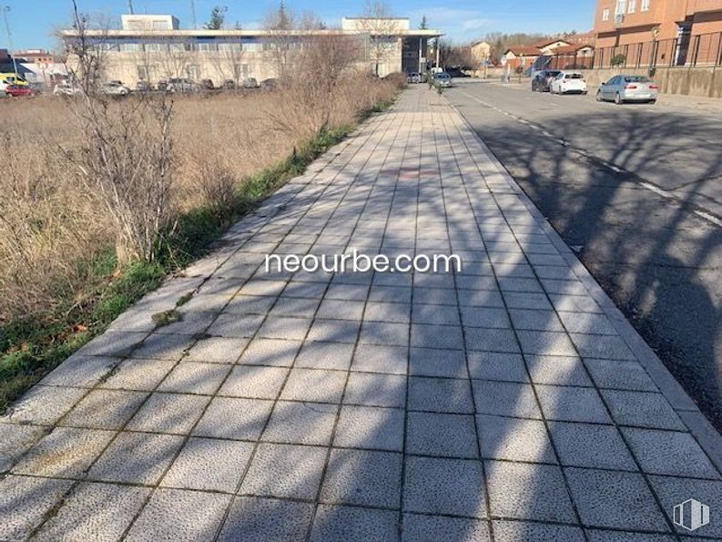 Land for sale at Urbanización Santo Tomé, Ávila, 05003 with car, building, plant, daytime, sky, road surface, asphalt, thoroughfare, urban design and sidewalk around