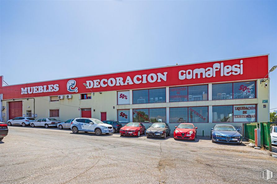 Retail for rent at Avenida Comunidades de Europa, Parla, Madrid, 28980 with car, building, automotive parking light, sky, wheel, tire, vehicle, motor vehicle, automotive tire and retail around