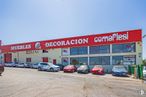 Retail for rent at Avenida Comunidades de Europa, Parla, Madrid, 28980 with car, building, automotive parking light, sky, wheel, tire, vehicle, motor vehicle, automotive tire and retail around