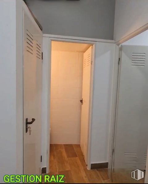 Local en alquiler en Zona centro, Centro, Madrid, 28012 con puerta, accesorio, edificio, madera, asa, suelos, madera dura, casa, tinte para madera y techo alrededor