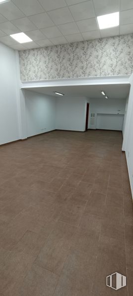 Retail for rent at Calle Balasar Gracián, 3, Segovia, 40006 with lighting, light fixture, flooring, floor, ceiling, interior design, tile flooring, hall, tile and concrete around