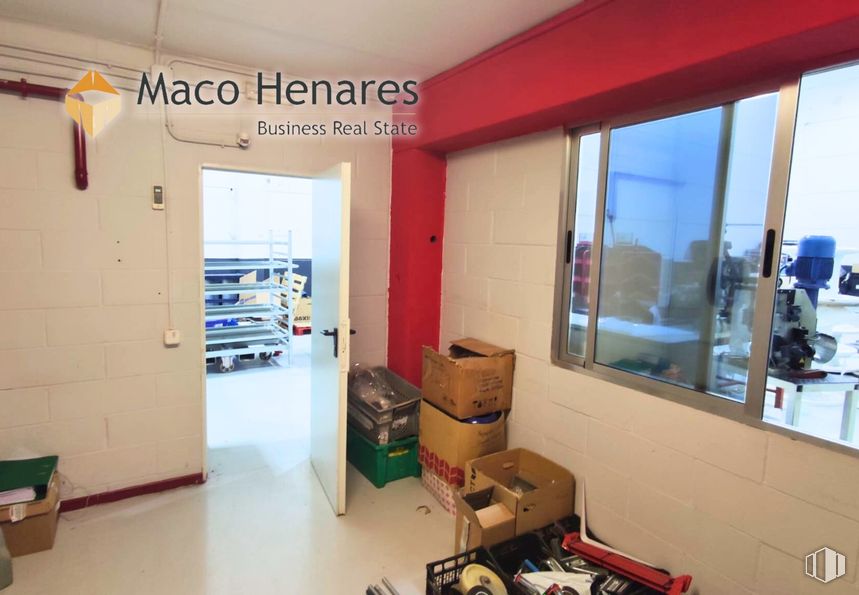 Industrial for rent at Zona industrial Inbisa, Alcalá de Henares, Madrid, 28802 with shipping box, box, door, window, flooring, floor, ceiling, interior design, room and paint around