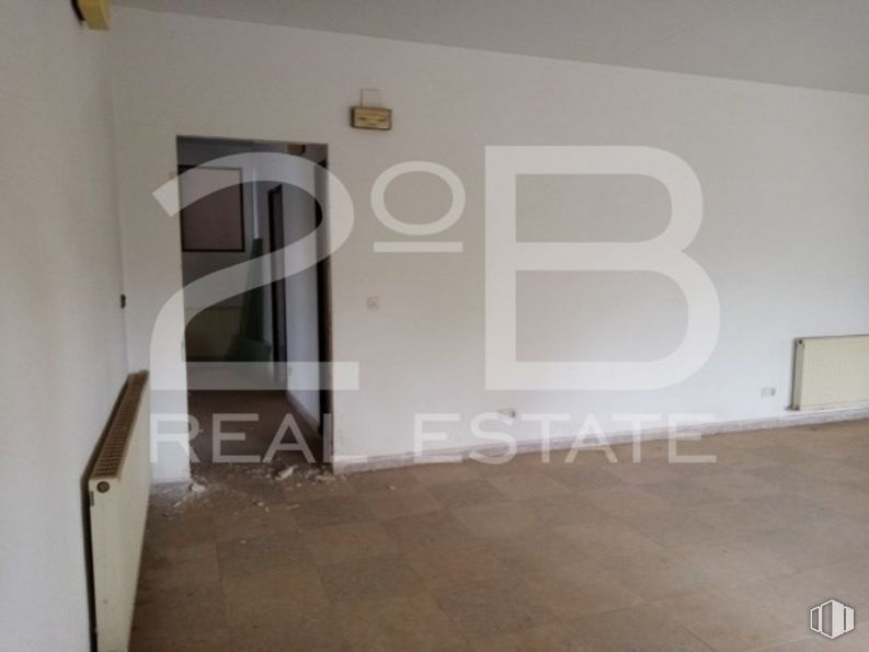 Industrial for sale at Casco urbano, La Puebla de Almoradiel, Toledo, 45840 with building, wood, fixture, flooring, beige, hardwood, font, ceiling, automotive design and plywood around