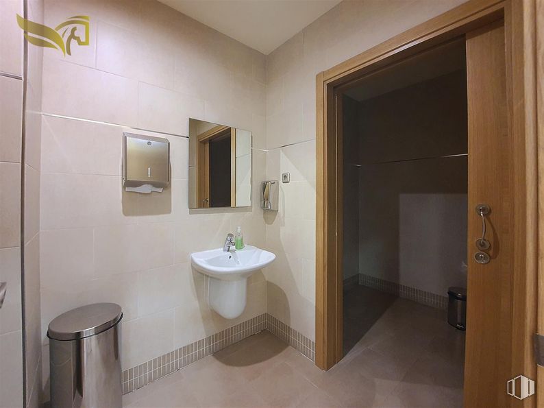 Office for sale at Calle Vega, Torrijos, Toledo, 45500 with sink, building, plumbing fixture, property, tap, mirror, bathroom, bathtub, fixture and interior design around