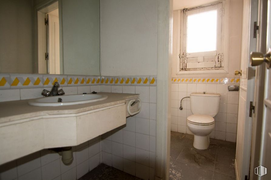 Office for sale & for rent at Casco histórico, Toledo, 45001 with toilet, window, plumbing fixture, property, tap, sink, toilet seat, bathroom sink, bathroom and mirror around