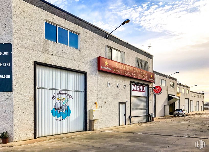 Industrial for sale at Calle Moreras, 5, Ciempozuelos, Madrid, 28350 with window, building, sky, cloud, door, street light, architecture, font, facade and real estate around