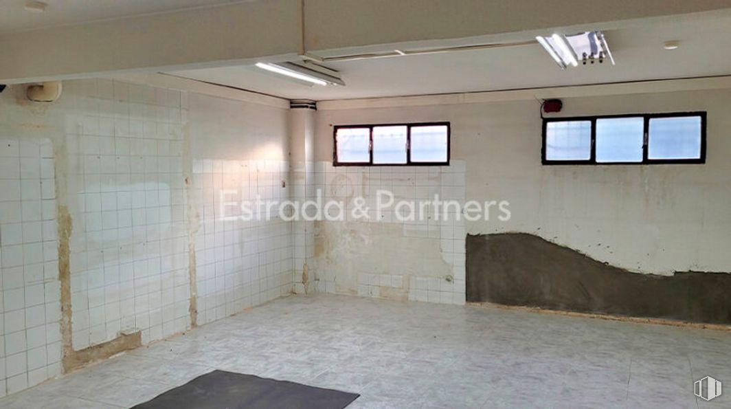 Nave en alquiler y venta en Calle Cámara de la Industria, Móstoles, Madrid, 28938 con ventana, lámpara, alumbrado, accesorio, suelos, sombra, edificio, suelo, hall y material compuesto alrededor