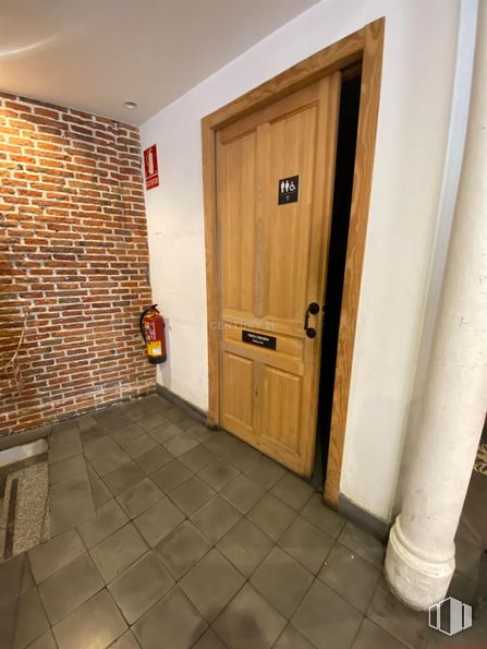 Local en alquiler en Zona centro, Centro, Madrid, 28015 con puerta, suelos, madera, suelo, marrón, tinte para madera, madera dura, puerta de casa, suelos de madera y manija de la puerta alrededor